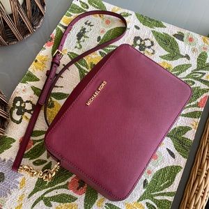 Like new Michael Kors purse,beautiful wine color. Only uses a few time